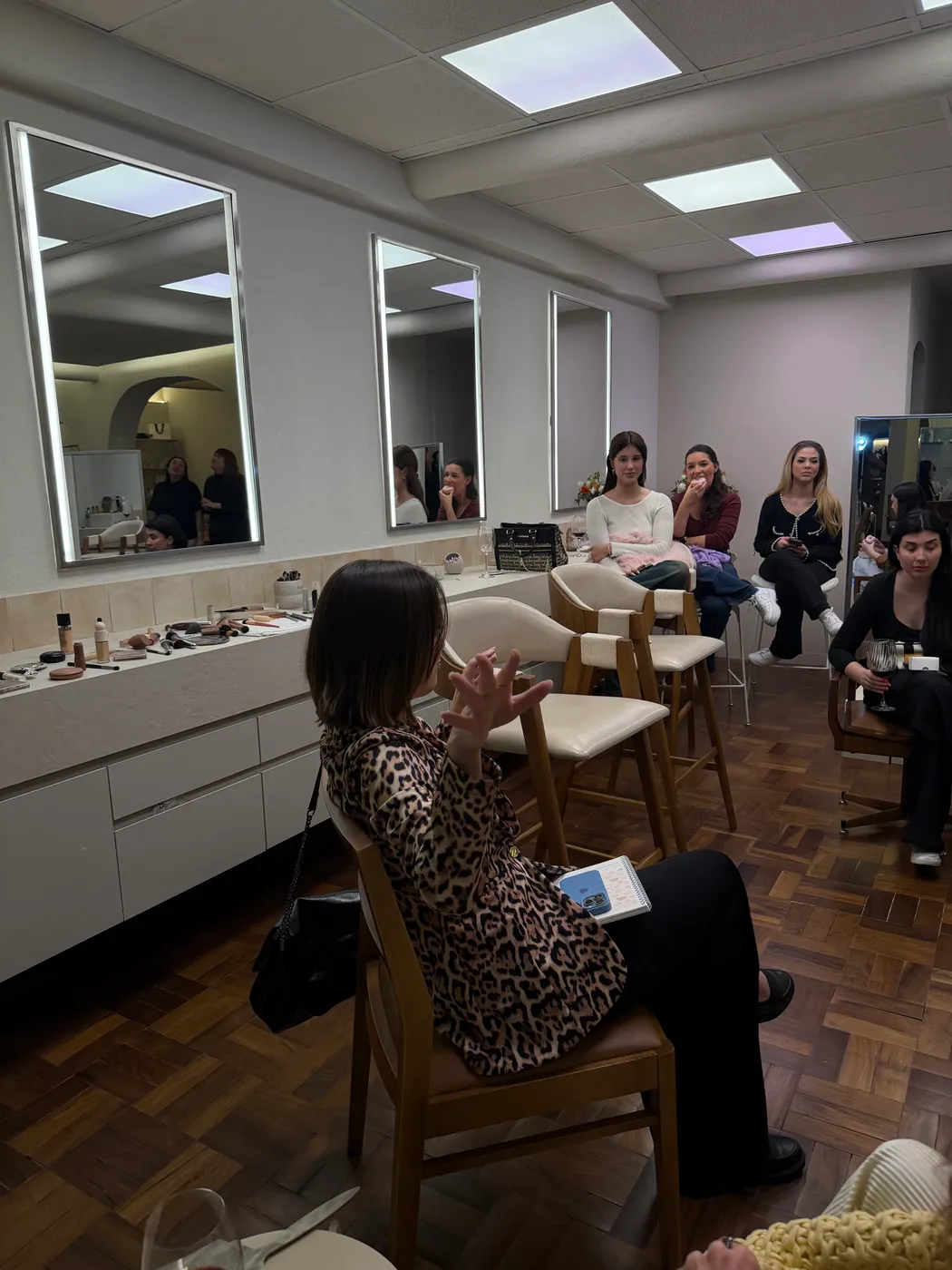 Roda de conversa nas banquetas, em frente aos espelhos do studio