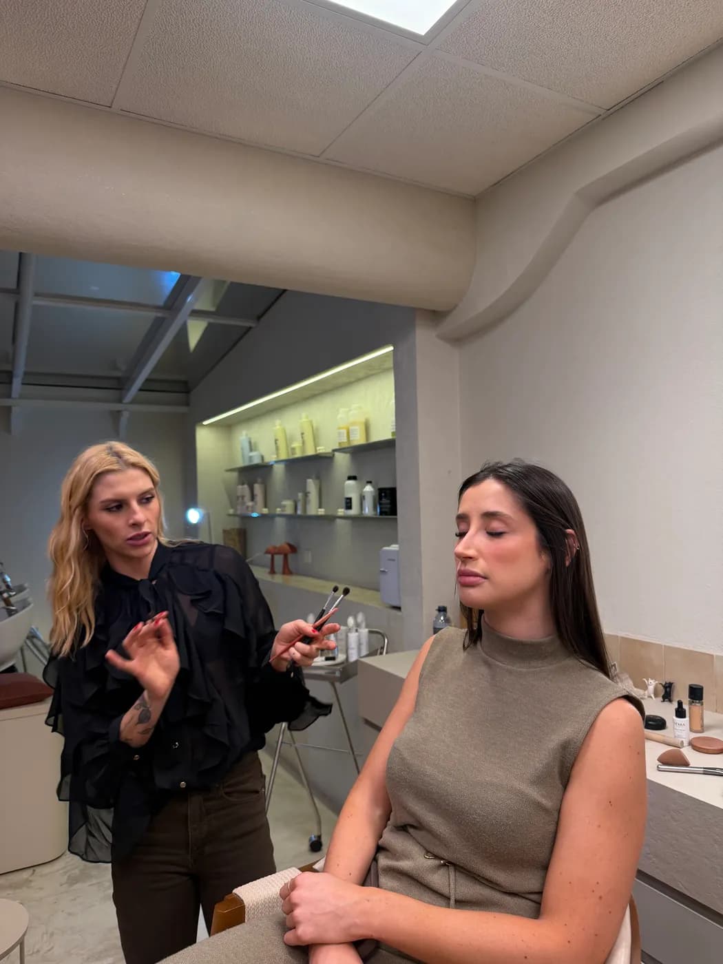 Demonstração de skincare, a convidada de olhos fechados