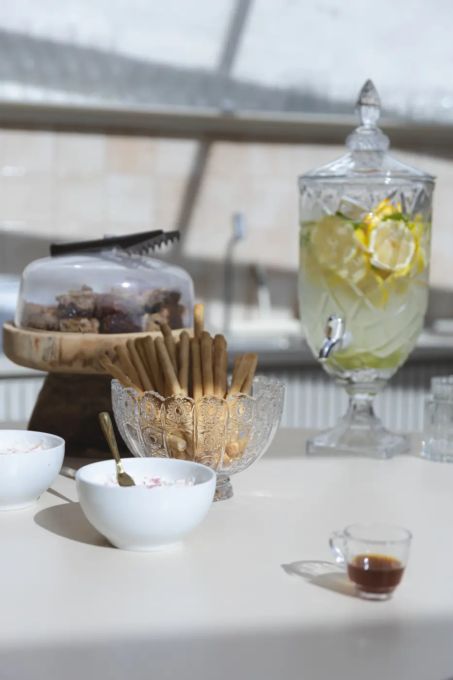 Mesa de brunch com limonada, biscoitos e bolo