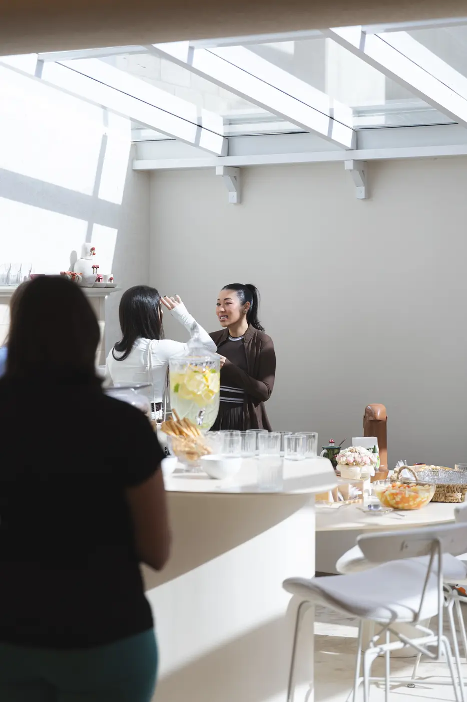 Mulheres perto da mesa de brunch, ao contraluz
